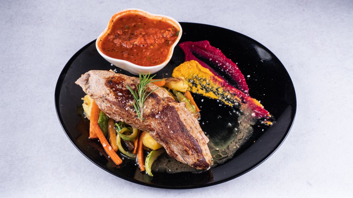 Свинско филе во црвен сос